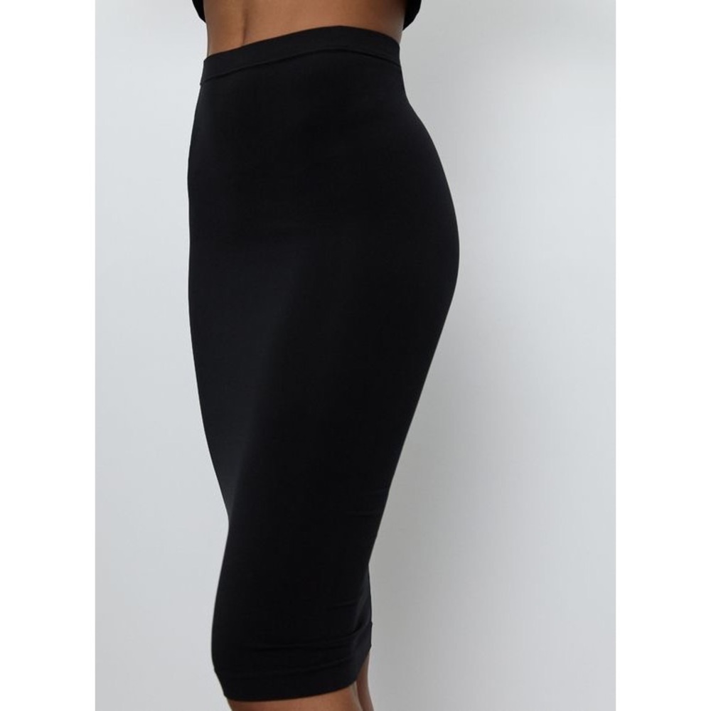 Aritzia “Babaton Seamless Didot Skirt”